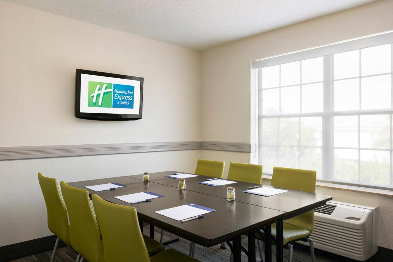 Holiday Inn Express & Suites Sarasota East By Ihg Vamo Exterior photo